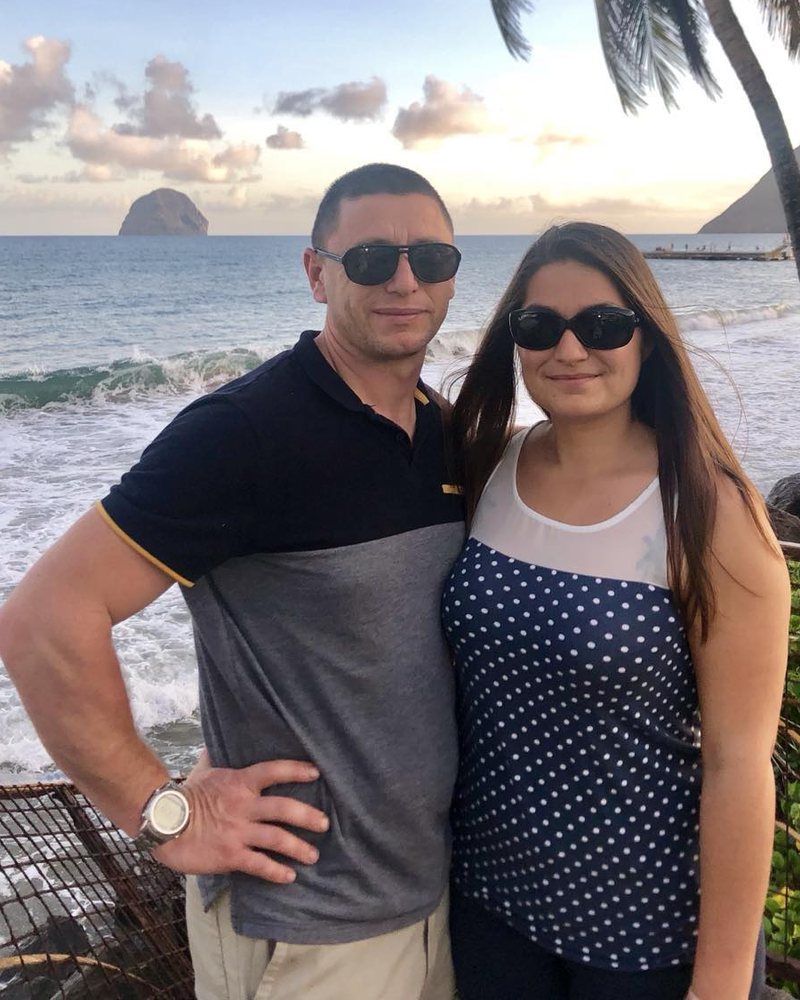 Anaïs et Lionel, fondateurs d'ABC LOC, devant le Rocher du Diamant en Martinique